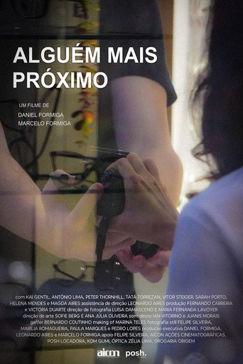 Póster de Alguém Mais Próximo
