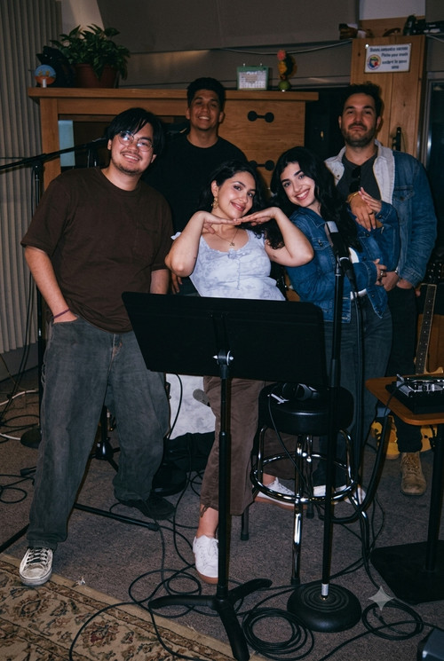 Póster de Alessia Cara: Giant Desk Concert