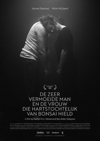 Póster de De zeer vermoeide man en de vrouw die hartstochtelijk van bonsai hield
